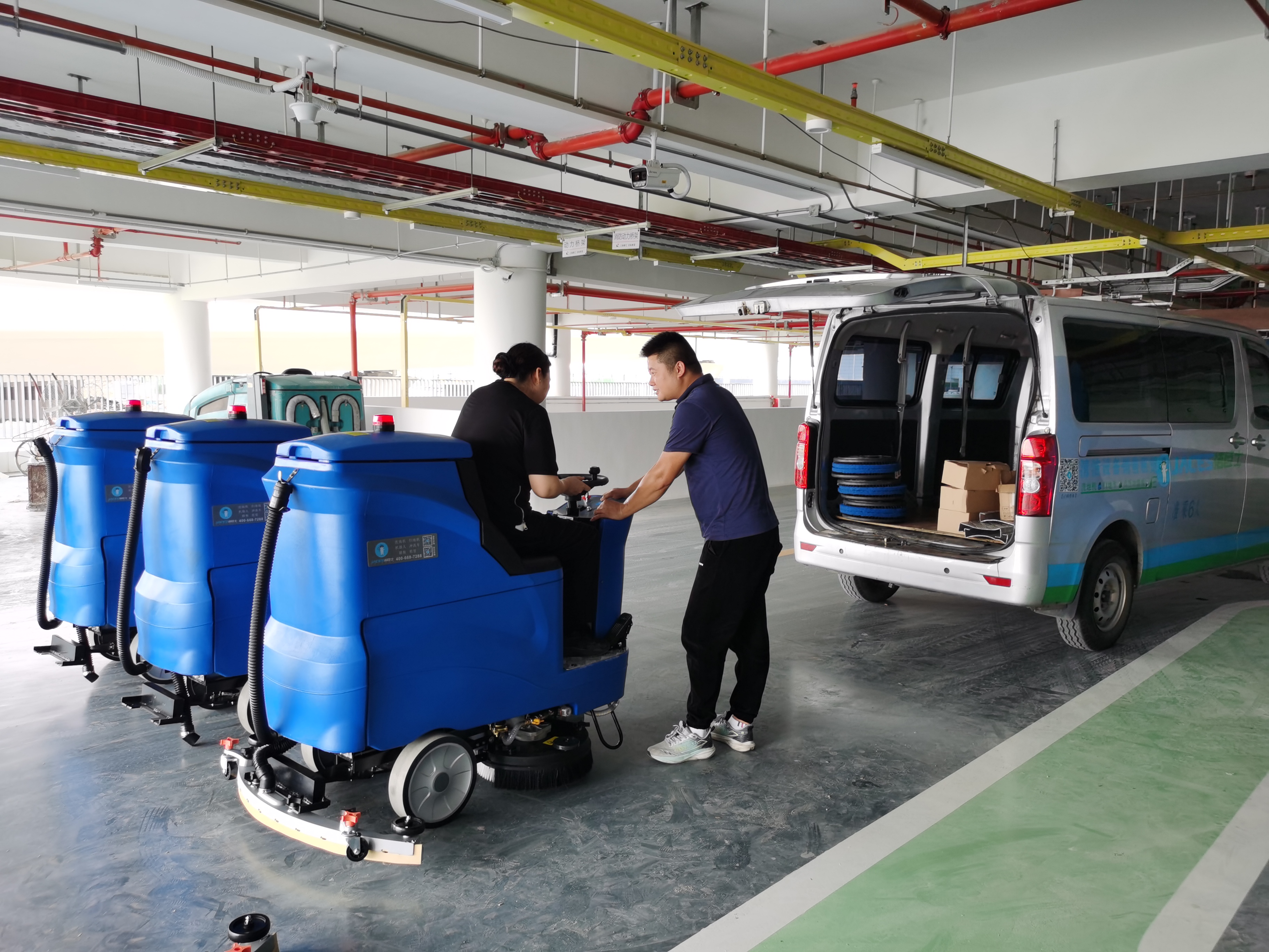 工廠倉庫高效保潔全靠潔臣士洗地機(jī)